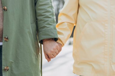 Aşk, el ele tutuşmak ve eş olmak ortaklık, evlilik ya da güven, bağ kurma ya da doğada Bokeh geçmişi olan insanlar. Ruh eşiyle el, destek ve birlik