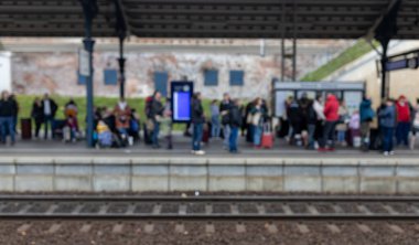 Tarafından seyahat bir tren istasyonunda bulanık insanlar yetiştirmek