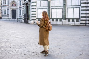 30 'ların mutlu kızı Floransa' daki ünlü Duomo katedralinin yanında duruyor. İtalyan simgelerini ziyaret eden zarif genç bir kadın. Seyahat, turizm ve tatil kavramı.