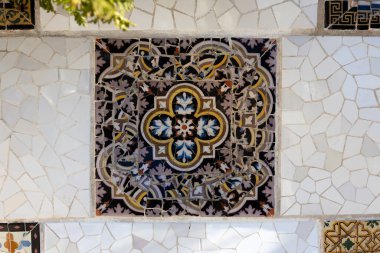 Guell Park 'taki renkli mozaik fayanslar. Kırık fayanslar mozaik desen. UNESCO Dünya Mirası Alanı, Barselona