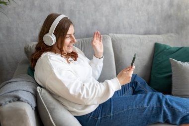 Genç güzel kız merhaba diyor. Esmer kadın cep telefonuyla kendi fotoğrafını çekiyor. 30 'lu yaşlardaki kadın kendini videoya kaydediyor, internette konuşuyor ve kanepede dinleniyor.