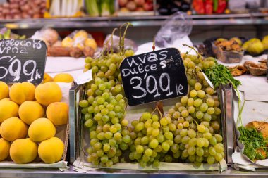 Satılık yeşil üzüm. Çiftçi pazarında taze ve organik sebzeler ve meyveler. Markette satılan bir sürü biyo-sebze. Tarım ve hasat kavramı
