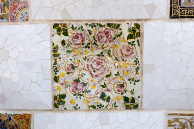 Guell Park 'taki renkli mozaik fayanslar. Kırık fayanslar mozaik desen. UNESCO Dünya Mirası Alanı, Barselona
