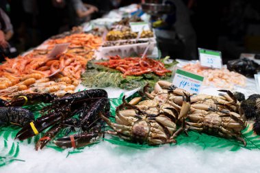 Taze ıstakoz, karides, yengeç, deniz kestanesi ve diğer deniz ürünleri tezgahta.