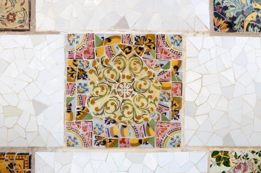 Guell Park 'taki renkli mozaik fayanslar. Kırık fayanslar mozaik desen. UNESCO Dünya Mirası Alanı, Barselona