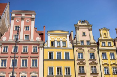 Wroclaw, Polonya 'daki güzel renkli antika binalar. Polonya tarihi kent merkezinin simgesi..