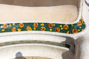 Parktaki bankın ayrıntıları Guell, Antonio Gaudi tarafından tasarlandı.