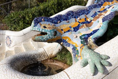Semender ya da Ejderha 'nın çok renkli mozaiği. Lizard Fountain at Park Guell, Barselona, İspanya 'da popüler turistik nesneler. Semender veya Ejderhanın çok renkli mozaiği