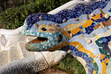 Semender ya da Ejderha 'nın çok renkli mozaiği. Lizard Fountain at Park Guell, Barselona, İspanya 'da popüler turistik nesneler. Semender veya Ejderhanın çok renkli mozaiği