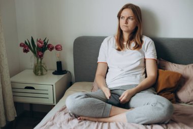 Telefonu kullanan ve kötü haberler okuyan üzgün genç bir kadın, evde oturan üzgün düşünceli bir kız. Negatif insanların duyguları. Yavaş internet, giriş sorunu, arıza konsepti