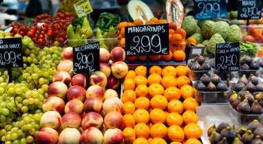 Yeşil üzüm, mandalina, nektarin, satılık incir. Çiftçi pazarında taze ve organik sebzeler ve meyveler. Markette satılan bir sürü biyo-sebze. Tarım ve hasat