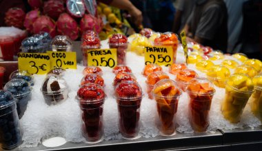 Yaban mersini, çilek, hindistan cevizi, ananas, plastik bardakta papaya. Uygun, sağlıklı bir yaşam tarzı. Çiftçi pazarında çeşitli meyveler.