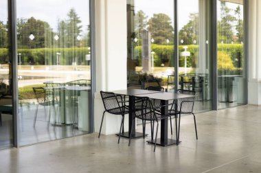 Oturma düzeniyle modern açık hava terası. Modaya uygun açık kafe ya da restoran masaları