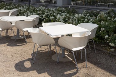 Açık sokak kafe masaları servis için hazır. Sabah vakti masa ve sandalyeli Modern Boş Kafe Terası. Yemek konsepti. Kafeterya, Trattoria 'nın dışı..