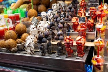 İncir, çilek, plastik bardakta hindistan cevizi. Uygun, sağlıklı bir yaşam tarzı. Çiftçi pazarında çeşitli meyveler.