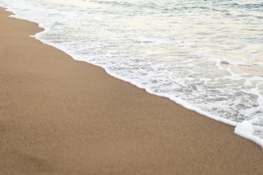 Kumlu sahilde mavi okyanus dalgası. Doğa Arkaplanı, yaz zamanı.