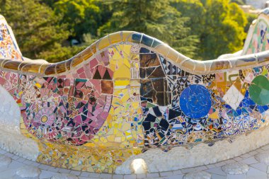 Barcelona 'daki Park Guell' de mozaik fayanslardan yapılmış yılan tezgahı. Seyahat, turizm ve tatil kavramı