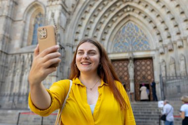 Genç gezgin kadın dışarıda selfie çekiyor. Seyahat, turizm ve tatil kavramı. Teknoloji kavramını kullan, Avrupa 'yı gezmek