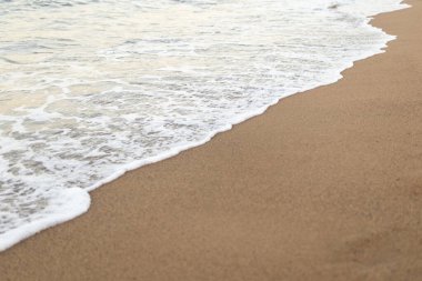 Kumlu sahilde mavi okyanus dalgası. Doğa Arkaplanı, yaz zamanı.