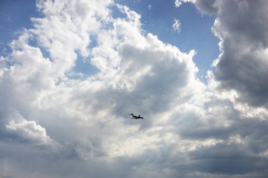 Gökyüzünde uçan yolcu uçağı arka planda inanılmaz bulutlar