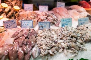 Mürekkep balığı, balık ve deniz ürünleri pazarda satılıyor.