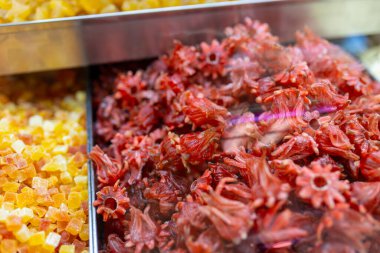 Markette kurutulmuş amber çiçeği. Sağlıklı ve yiyecek konsepti. Roselle taze. Alternatif İlaç İçecekleri.