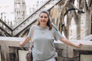 30 'ların güzel kadını Milan Katedrali Duomo di Milano, İtalya' da poz veriyor. Yazın Avrupa 'yı geziyorum. Çekici kadın şehri keşfediyor..