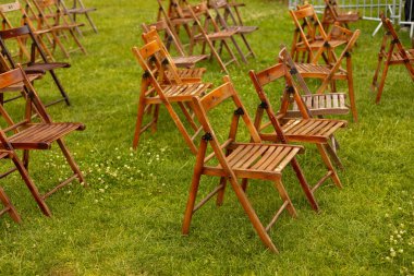 Açık hava gösterileri için tahta sandalyeler. Halka açık bir parkta sıra sıra boş sandalyeler. Bahçedeki teras sandalyelerinde rahat. Tören ya da bahçede konser..
