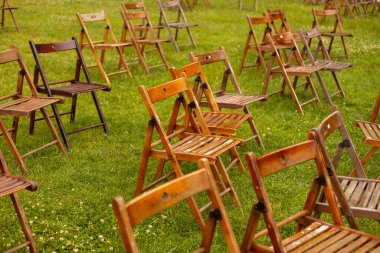 Açık hava gösterileri için tahta sandalyeler. Halka açık bir parkta sıra sıra boş sandalyeler. Bahçedeki teras sandalyelerinde rahat. Tören ya da bahçede konser..