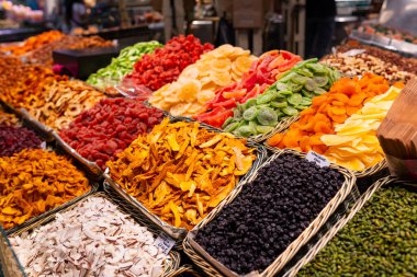 Bir markette kurutulmuş meyve. Ananas, kavun, mango, hindistan cevizi, kayısı ve elma şekeri. Seçici odak.