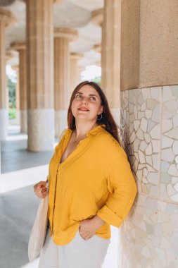 Gaudi Bahçesi, İspanya, Barselona 'da güzel bir kadın. Dışarıda poz veren genç bir kadın. Seyahat, turizm ve tatil kavramı