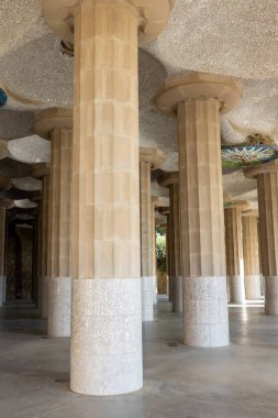 Kiremit parçalı sütunlar ve küçük kubbeli tavan Park Guell 'deki hipostil salonu. Barselona