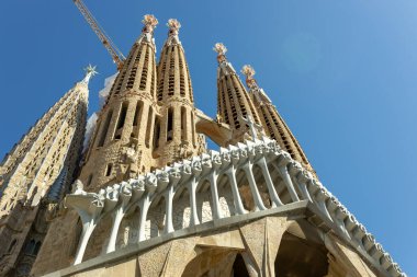 La Sagrada Familia Katalan Katedrali. Dünyanın en büyük katedralinin dikey görüntüsü ünlü mimari Antonio Gaudi tarafından yapıldı.