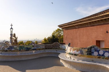 Barcelona 'daki Park Guell' de mozaik fayanslardan yapılmış yılan tezgahı. UNESCO Dünya Mirası Alanı. Seyahat, turizm ve tatil kavramı.