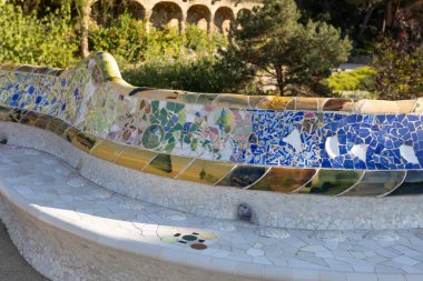 Barcelona 'daki Park Guell' de mozaik fayanslardan yapılmış yılan tezgahı. UNESCO Dünya Mirası Alanı. Seyahat, turizm ve tatil kavramı.