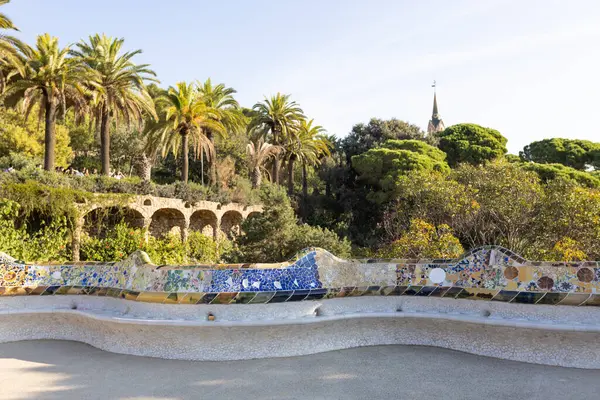 Barcelona 'daki Park Guell' de mozaik fayanslardan yapılmış yılan tezgahı. UNESCO Dünya Mirası Alanı. Seyahat, turizm ve tatil kavramı.