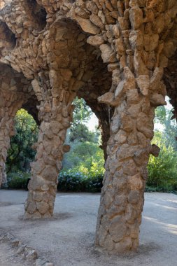 Antonio Gaudi 'nin Park Guell, Barcelona' daki ağaç gövdesine benzeyen taş sütunlar.