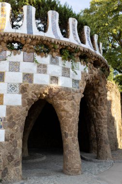 Antonio Gaudi 'nin Park Guell, Barcelona' daki ağaç gövdesine benzeyen taş sütunlar.