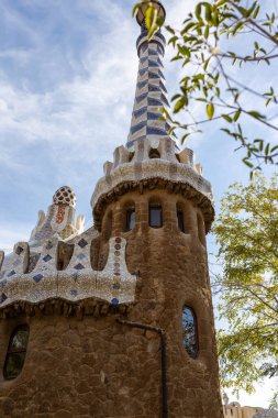 İspanya 'nın Barselona şehrinde Antoni Gaudi tarafından tasarlanan Park Guell' deki peri masalı kurabiye evi..