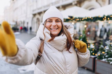 Karlı kış gününde selfie çeken mutlu kadın. Kış tatili afişi. Tatil, tatil ve mutluluk Noel 'i kavramı. Yüksek kalite fotoğraf