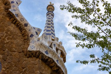 İspanya 'nın Barselona şehrinde Antoni Gaudi tarafından tasarlanan Park Guell' deki peri masalı kurabiye evi..