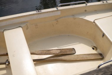 İki kürek bir kayığa monte edilir.