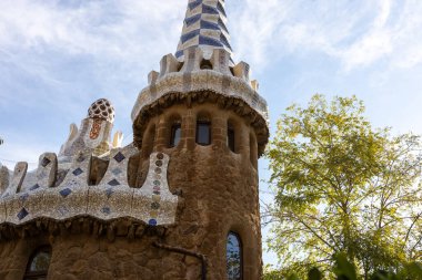İspanya 'nın Barselona şehrinde Antoni Gaudi tarafından tasarlanan Park Guell' deki peri masalı kurabiye evi..