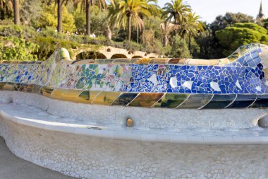 Barcelona 'daki Park Guell' de mozaik fayanslardan yapılmış yılan tezgahı. UNESCO Dünya Mirası Alanı. Seyahat, turizm ve tatil kavramı.