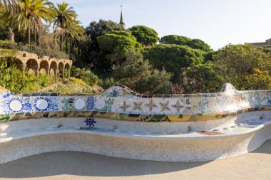 Barcelona 'daki Park Guell' de mozaik fayanslardan yapılmış yılan tezgahı. UNESCO Dünya Mirası Alanı. Seyahat, turizm ve tatil kavramı.