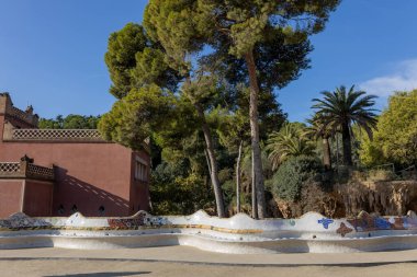 Barcelona 'daki Park Guell' de mozaik fayanslardan yapılmış yılan tezgahı. UNESCO Dünya Mirası Alanı. Seyahat, turizm ve tatil kavramı.