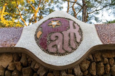 Barcelona 'daki Guell parkının giriş işareti. Kırık kiremit parçalarından yapılmış.