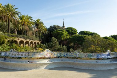 Barcelona 'daki Park Guell' de mozaik fayanslardan yapılmış yılan tezgahı. UNESCO Dünya Mirası Alanı. Seyahat, turizm ve tatil kavramı.