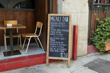 Restoran kaldırım yazı tahtası. Sokakta saksıları olan eski tabela. Dışarıdaki kafe tabelası izole edilmiş. Tahta reklamı