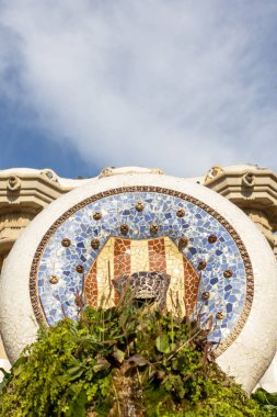 Semender ya da Ejderha 'nın çok renkli mozaiği. Lizard Fountain at Park Guell, Barselona, İspanya 'da popüler turistik nesneler. Semender ya da Ejderha 'nın çok renkli mozaiği. Turizm ve tatil kavramı